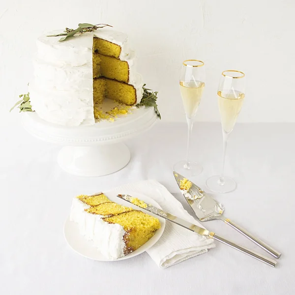 Cathy&s Concepts Personalized Gold Champagne Flutes & Cake Serving Set