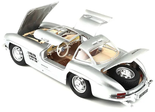 1954 Mercedes Benz 300SL Gullwing Red 1/18 Diecast Model Car by Bburago