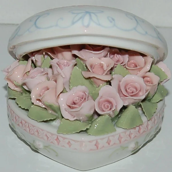 Cosmos Gifts Suberto Heart Bouquet Music Box