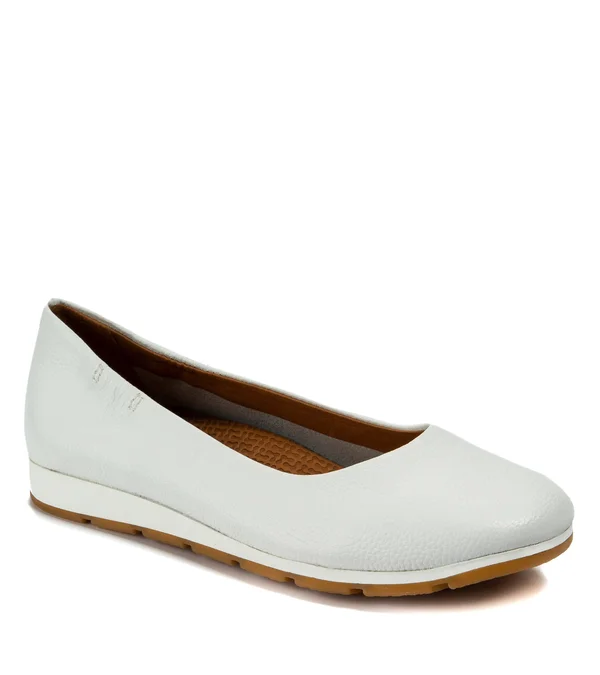 Baretraps Women's Bare Traps Prim Ballet Flat - Size: 8.5, White