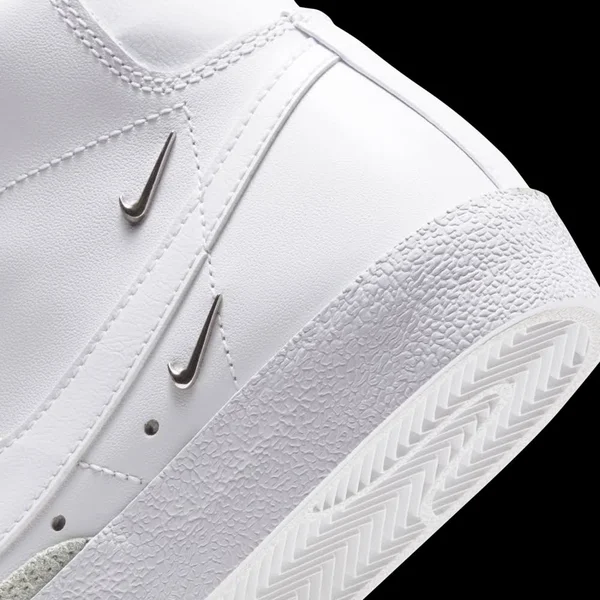 Nike Women's Blazer Mid &77 SE White