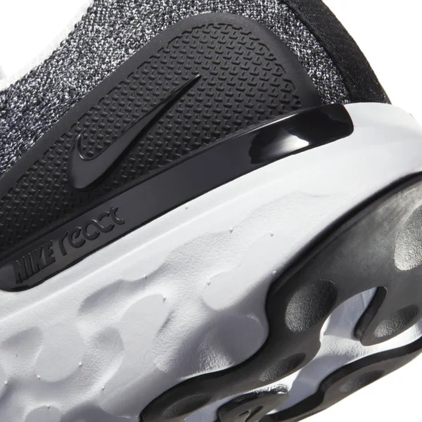 Nike Women's React Phantom Run Flyknit 2 Running Shoes, Black