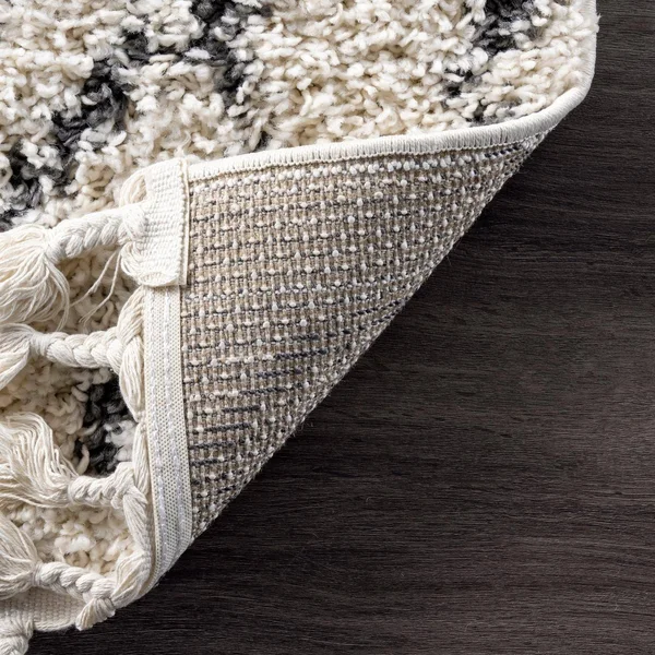 nuLOOM Nieves Moroccan Diamond Tassel Off-White 5 ft. x 8 ft. Oval Rug, Beige