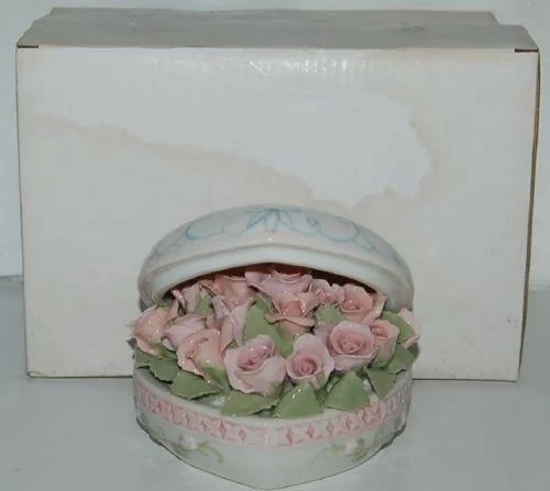 Cosmos Gifts Suberto Heart Bouquet Music Box